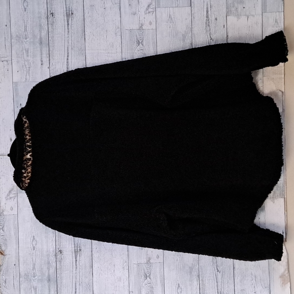 Bandier x Sincerely Jules, Women Aspen Sherpa Jacket in Black Leopard - Picture 12 of 12